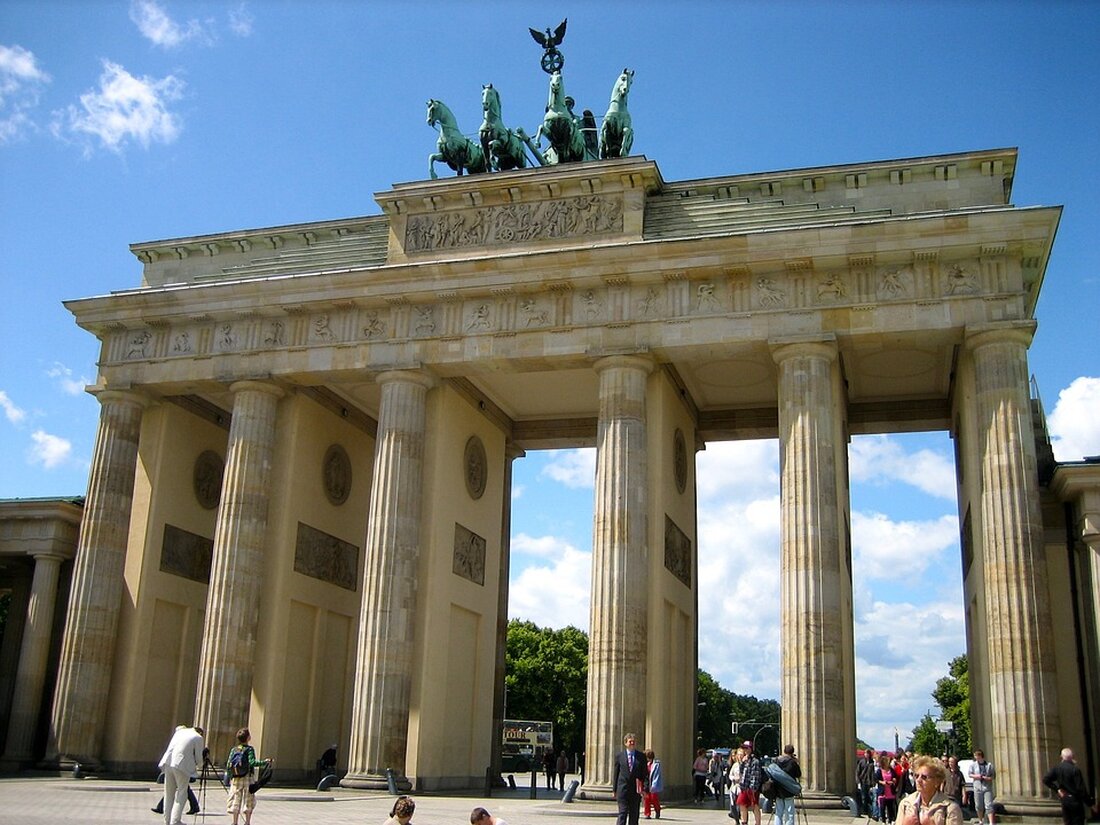 Scheidung in der Hauptstadtregion: Berlin und Brandenburg gehen getrennte Wege in der Bildungspolitik. Jeder konzentriert sich auf seine eigenen Interessen. Brandenburg hat beschlossen, aus dem gemeinsamen Institut für Schulqualität (ISQ) der Länder Berlin und Brandenburg auszutreten. Das ISQ, ein An-Institut der Freien Universität Berlin, entwickelt bislang diagnostische Tests, Vergleichsarbeiten (wie Vera) und andere wissenschaftlich fundierte Prüfungen zur Bewertung der Schulqualität in der Hauptstadtregion. Der brandenburgische Bildungsminister Steffen Freiberg (SPD) gab am Donnerstag bekannt, dass Brandenburg den ISQ verlassen wird und das Verwaltungsabkommen mit Berlin zum 31. Dezember 2024 kündigen wird. Dies erfolgte mit Zustimmung des Kenia-Kabinetts, bestehend aus SPD, CDU …