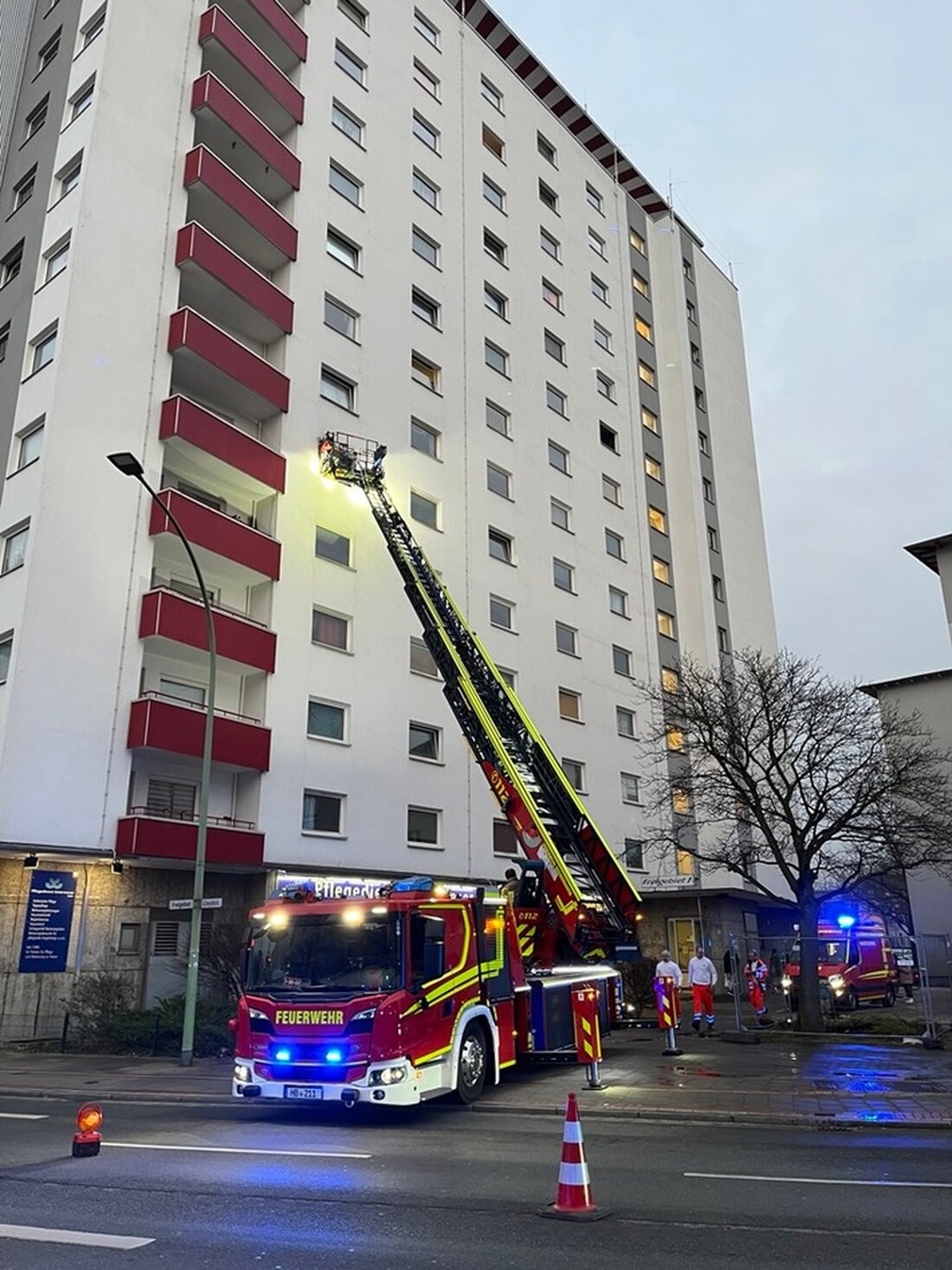 In Bremerhaven-Mitte brach am Montagabend ein Brand im 5. Obergeschoss eines Hochhauses aus. Feuerwehr und Polizei waren schnell vor Ort, um die Menschen zu retten und die Ursache zu ermitteln.