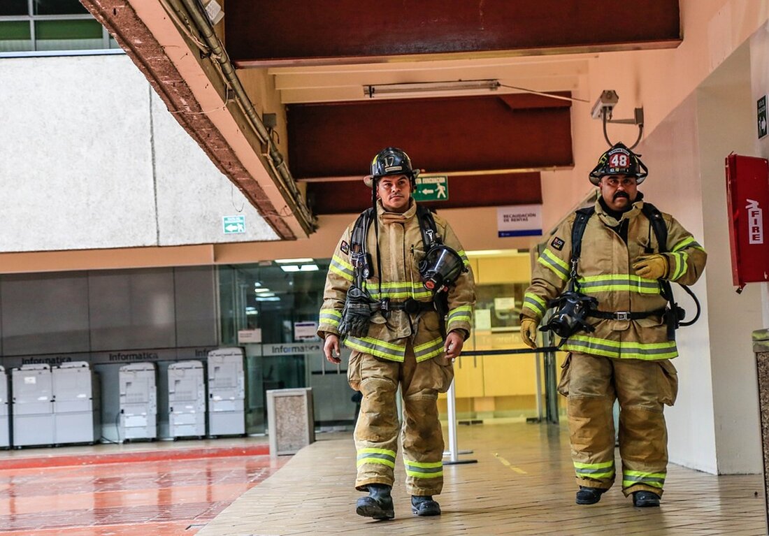 Auf den Parkplätzen des Helios-Klinikums in Berlin-Buch kam es in den frühen Morgenstunden des Dienstags zu einem Vorfall: Mehrere Autos standen in Flammen. Es wird vermutet, dass es sich um Brandstiftung handelt. Die Feuerwehr wurde um 4.30 Uhr alarmiert und löschte die Brände. Leider brannten die meisten Fahrzeuge komplett aus. Nach ersten Erkenntnissen handelt es sich bei diesem Vorfall um Brandstiftung, da es mehrere Brandstellen gab. Die Berliner Polizei ermittelt und hat auch eine Absuche der Gegend nach den möglichen Tätern durchgeführt. Allerdings blieb diese erfolglos, obwohl sogar ein Hubschrauber mit Wärmebildkamera zum Einsatz kam. Es gibt Informationen, dass bereits …