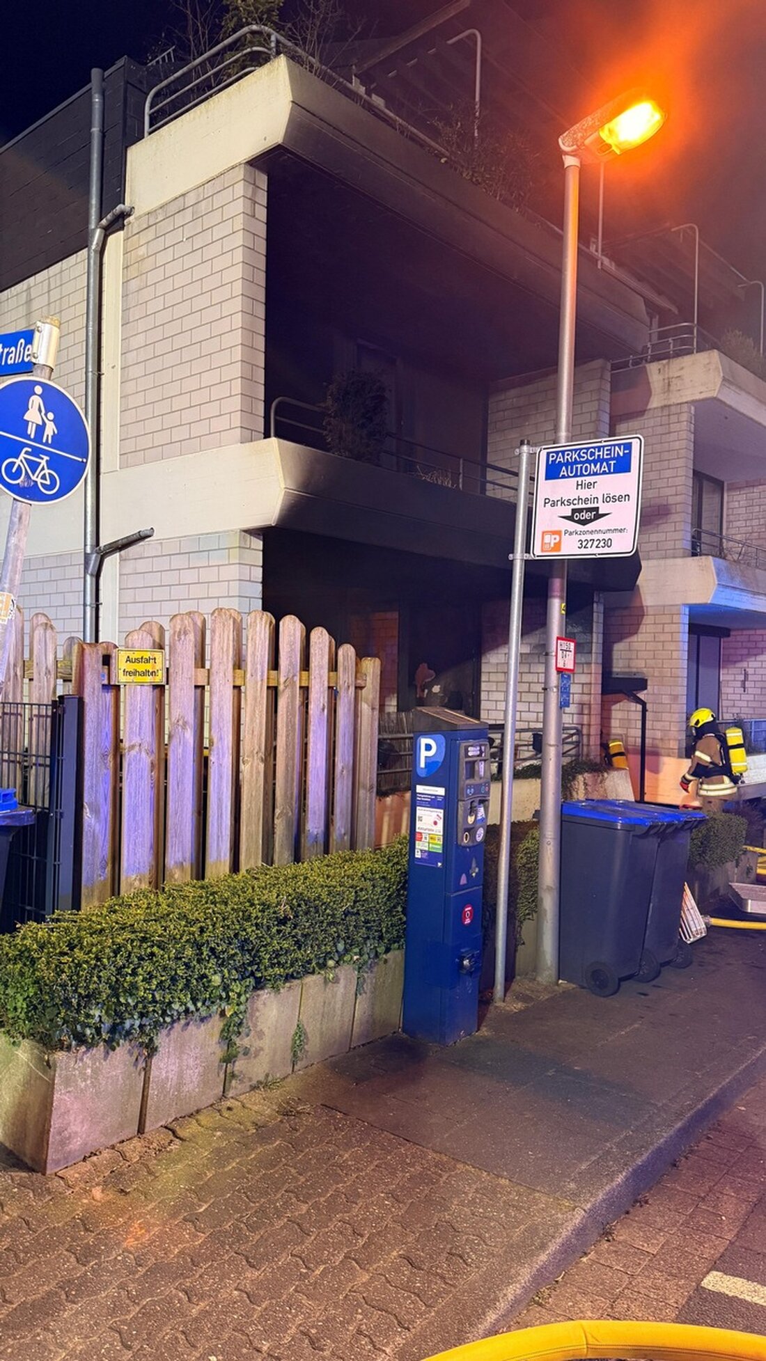 Am späten Abend brach ein Wohnungsbrand in der Detmolder Innenstadt aus. Die Feuerwehr konnte vier Personen retten, leider gab es auch ein Todesopfer.