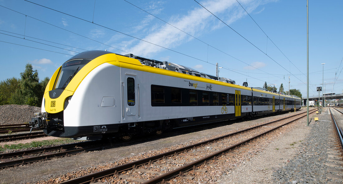 Die Breisgau-S-Bahn steht schon seit geraumer Zeit vor Herausforderungen in Bezug auf Zugausfälle und zu geringe Kapazitäten, die durch einen erhöhten Verschleiß bei den Radsätzen verursacht werden. Um diese Probleme anzugehen, haben die DB Regio, das Land und der Zweckverband Regio-Nahverkehr Freiburg (ZRF) nun ein Drei-Stufen-Konzept zur Stabilisierung und Verbesserung des Fahrzeugeinsatzes auf der Breisgau-S-Bahn vorgestellt. In der ersten Stufe des Konzepts werden kurzfristig Ersatzfahrzeuge aus anderen Regionen eingesetzt, um den Betrieb aufrechtzuerhalten. Diese Maßnahme soll es ermöglichen, den Instandhaltungsstau abzubauen und die Kapazitäten zu verbessern. So sollen die Fahrgäste auf wichtigen Streckenabschnitten von und nach Freiburg in Gottenheim umsteigen, &hellip;