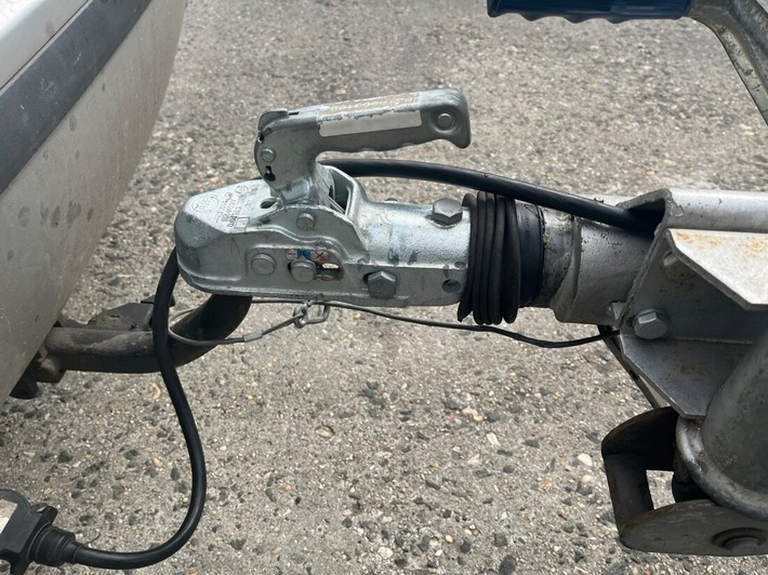 Autobahnpolizei Thüringen stoppt defekten Anhänger auf der A9. Fahrer berichtet von Bremsproblemen und technischen Mängeln.