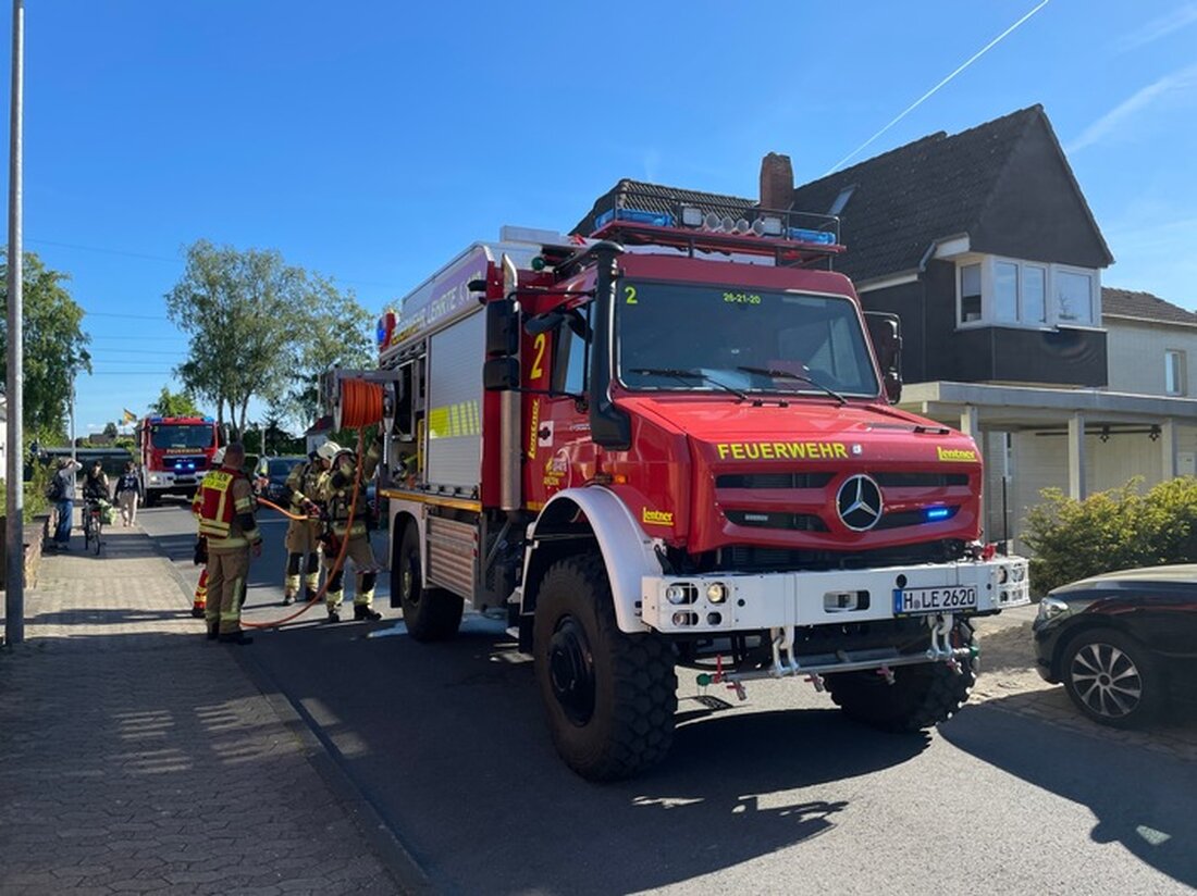 Am Sonntag löschte die Feuerwehr Ahlten ein Feuer in der Damaschkestraße, das Nadelgehölz und eine Gartenhütte bedrohte.
