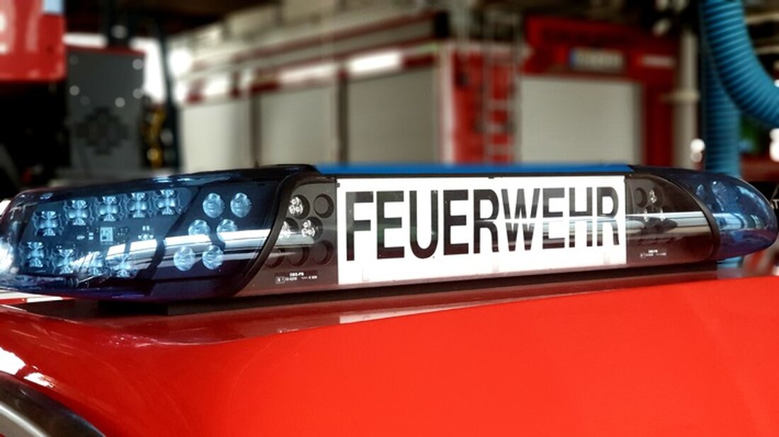 Am Sonntagabend wurde ein Klettergerüst auf dem Schulhof in Oberhausen Altstaden in Flammen aufgefunden. Die Feuerwehr konnte das Feuer schnell löschen und ein Übergreifen auf das Gebäude verhindern. Ermittlungen zur Brandursache laufen.