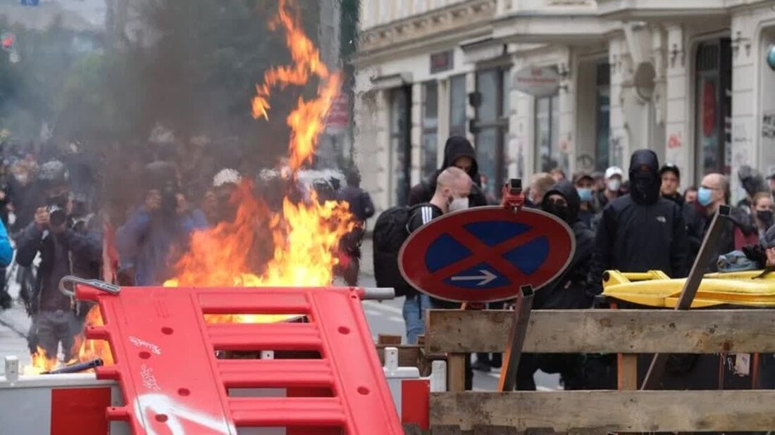 Brennende Barrikaden nach einer linken Demonstration in Leipzig. – Wenn Sie sich großartig fühlen, unterstützen Sie bitte den Autor, indem Sie unseren Kanal abonnieren, um das nächste Video zu verfolgen. Sie sollten es sich ansehen Youtube-Link