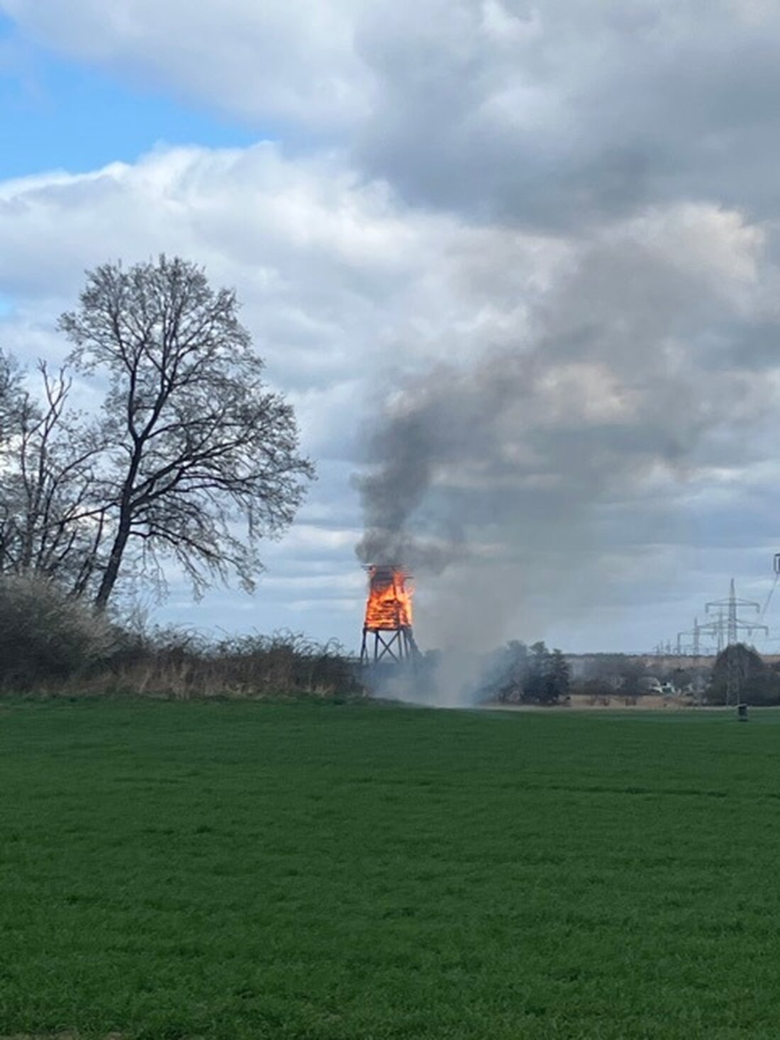 In Dietzenbach und Rödermark brennen mehrere Hochsitze. Die Polizei ermittelt wegen Brandstiftung und sucht Zeugen.