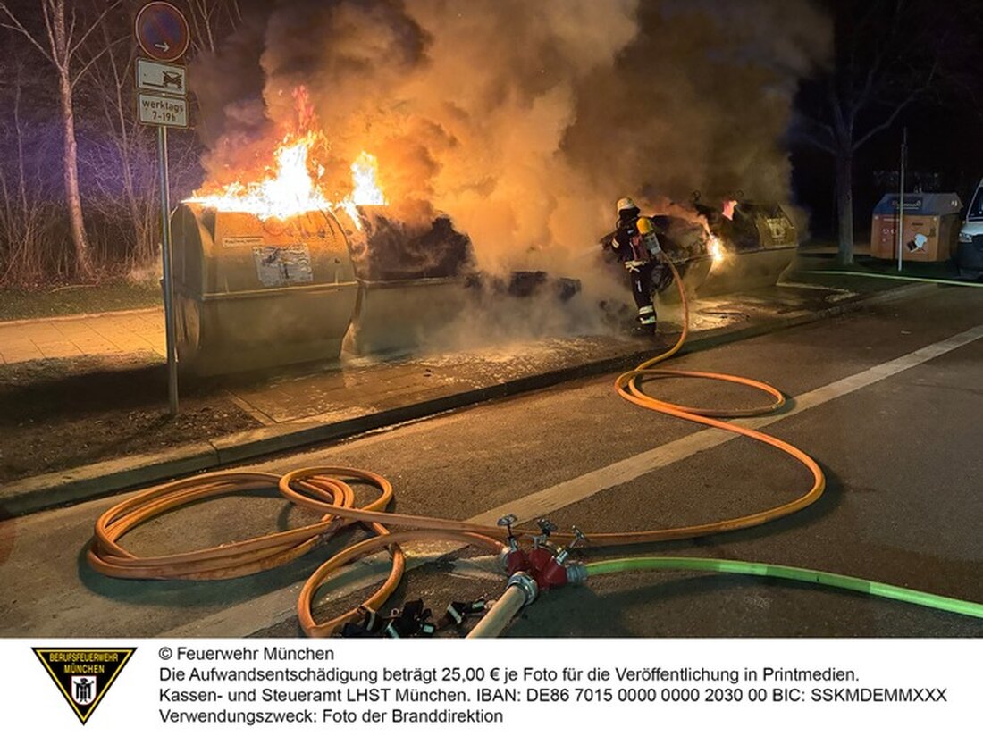 Brennende Wertstoffcontainer in Aubing: Feuerwehr München kämpft mit mehreren Löschrohren gegen den Brand in der Nacht.