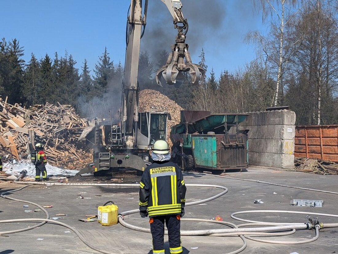 Feuerwehren aus Rotenburg und Waffensen löschen brennenden Bagger auf Recyclinghof in Rotenburg. Keine Angaben zur Schadenshöhe.