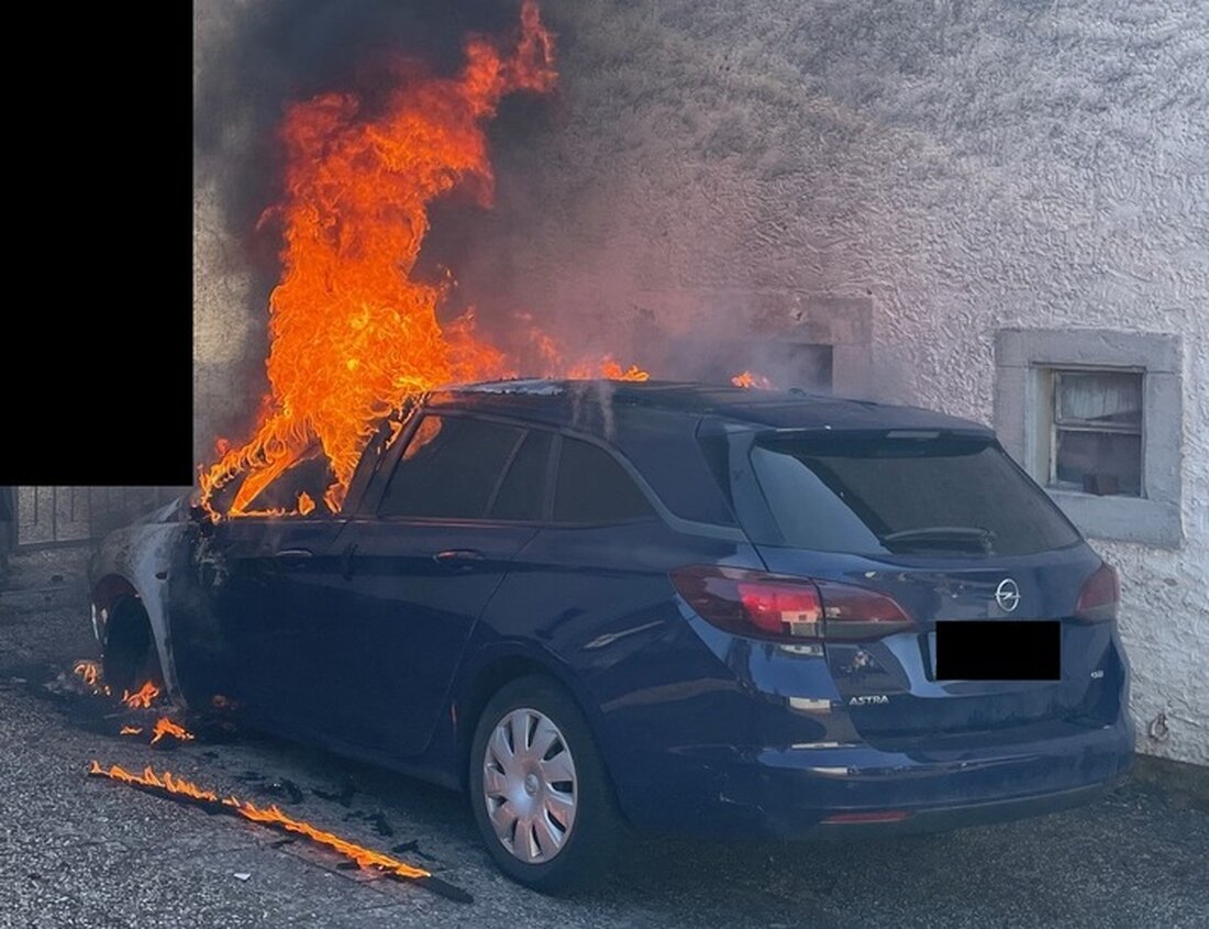 Ein Opel Astra brannte in Rockenhausen aus ungeklärter Ursache. Die Polizei ermittelt und bittet um Hinweise zur Brandursache.