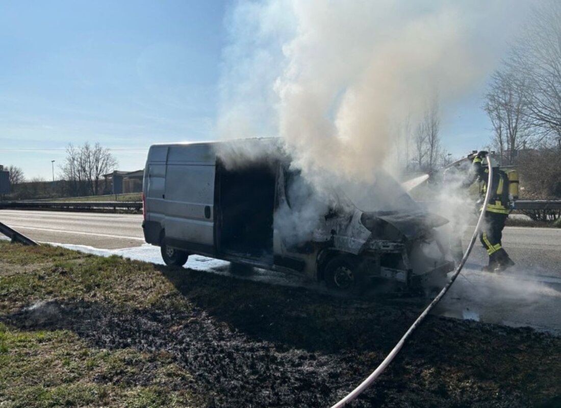 Transporter brennt auf der A65 bei Edenkoben nach technischem Defekt. Vollsperrung und Verkehrsbehinderungen während der Löscharbeiten.