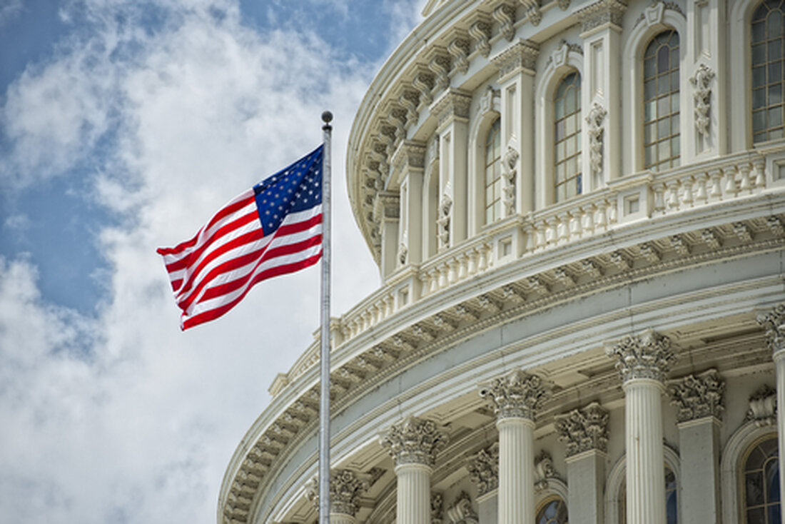 Die zentralen Thesen Der CEO von Coinbase möchte eine klarere Kryptoregulierung in den USA Brian Armstrong, CEO von Coinbase Inc., wird sich am Mittwochmorgen hinter verschlossenen Türen mit den Demokraten im Repräsentantenhaus treffen. Dies ist laut a Bloomberg-Bericht am Montag unter Berufung auf mit den Plänen vertraute Quellen. Dem Bericht zufolge wird Armstrong privat mit Gesetzgebern der New Democrat Coalition über die Kryptowährungsgesetzgebung und damit verbundene Themen wie Steuern, nationale Sicherheit, Datenschutz und Klima sprechen. Das Neueste Nachrichten zu Kryptowährungen kommt, als Coinbase mit einer Klage der Securities and Exchange Commission konfrontiert ist. Kürzlich haben Gesetzgeber des Repräsentantenhauses und des …