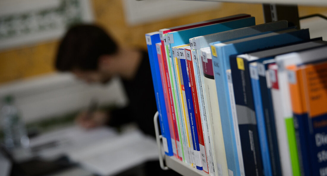 Im Wintersemester findet die Lehrveranstaltung auf Basis der 3G-Strategie Präsenzunterricht statt und wird dort, wo es sinnvoll oder verbesserungswürdig ist, durch Online-Lehre ergänzt. Zur Überprüfung des 3G ermöglicht das Land den Hochschulen die Anwendung eines pragmatischen Stichprobensystems. Baden-Württemberg schafft verlässliche Rahmenbedingungen für seine Hochschulen, damit das Wintersemester auf 3G-Basis – geimpft, genesen oder getestet – in Präsenz stattfinden kann. das Verordnung gilt ab Dienstag, 24.08.2021. „Im Wintersemester kehren wir an die Universitäten und auf den Campus zurück. Face-to-Face-Studien sind Standard – unabhängig von Inzidenzen. Online-Lehre ist eine Ergänzung, wo es Sinn macht oder eine Verbesserung darstellt“, so Wissenschaftsministerin Theresia Bauer. …