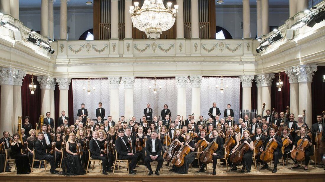 Das National Symphony Orchestra of Ukraine (NSOU) wird nächsten Monat zum ersten Mal seit über 20 Jahren nach Großbritannien zurückkehren. Ihr Debüt findet im Forum in Bath statt, präsentiert von Bristol Beacon. Die Tour ist eine Gelegenheit, die Musik und Kultur der Ukraine inmitten des anhaltenden Konflikts mit Russland zu präsentieren. Sie hoffen, durch den Ticketverkauf an allen 17 Veranstaltungsorten im Vereinigten Königreich 24.000 £ zu sammeln, um die NSOU zu unterstützen. Als Teil ihrer Bemühungen, „den Krieg an der Kulturfront zu führen“, hat die NSOU das Vereinigte Königreich für ihre größte Einzellandtournee ausgewählt. Das Debüt der Tour findet am …