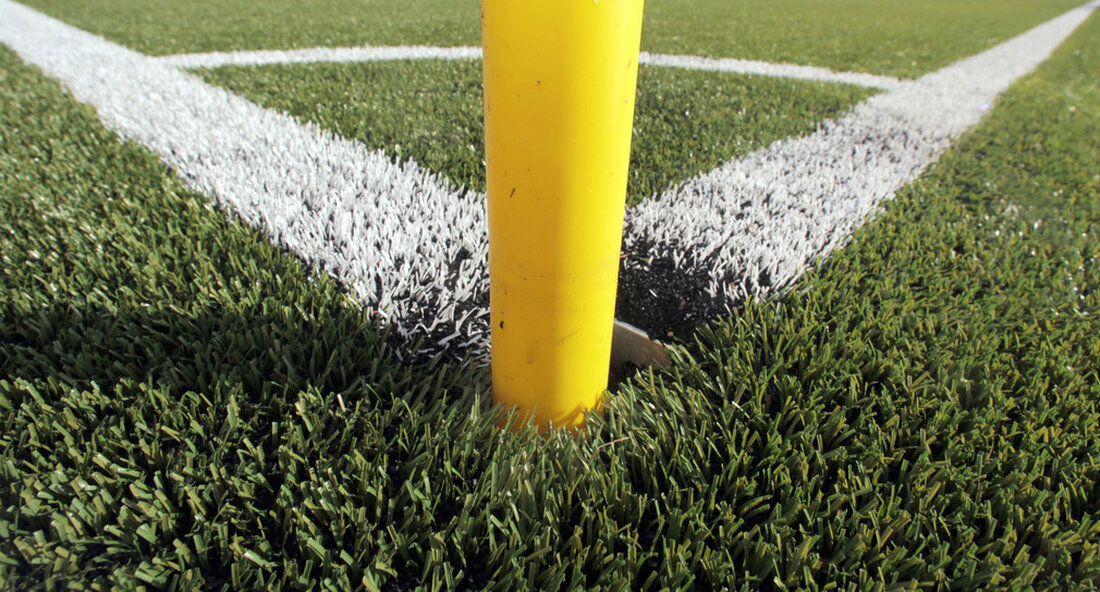 In einer Broschüre des Umweltministeriums werden Maßnahmen vorgestellt, wie der Einsatz von Mikroplastik im Sport reduziert und die Abgabe von Mikroplastik verhindert werden kann. Kunststoffe werden überall eingesetzt und erleichtern den Alltag. Bei unsachgemäßer Verwendung oder unsachgemäßer Entsorgung können Kunststoffe in die Umwelt gelangen und Natur und Menschen schädigen. Dies gilt insbesondere für Mikroplastik – die kleinsten Kunststoffpartikel, die beispielsweise entstehen, wenn Reifen oder Schuhe abgenutzt sind oder bereits in den Produkten selbst enthalten sind. Sport hilft aber auch Mikroplastik, in die Umwelt zu gelangen. Eine wichtige Quelle hierfür sind Kunstrasenplätze. Aber auch andere Sportarten wie der Pferdesport tragen durch …