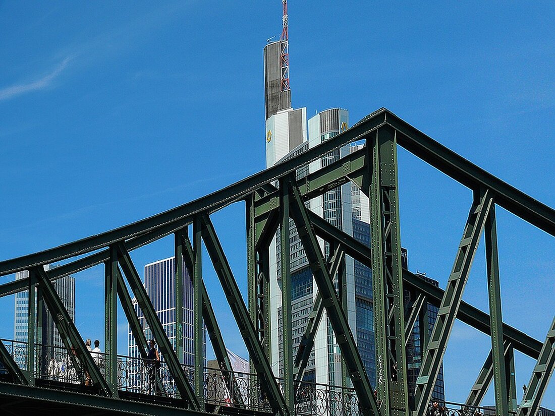 Besuchen Sie die Ausstellung "Beyond Walls - Bridging Histories" in der Volkshochschule Treptow-Köpenick in Berlin, die den 80. Jahrestag des Warschauer Aufstands feiert. Tauchen Sie ein in die historischen und modernen Perspektiven junger Künstler und erleben Sie den interkulturellen Dialog zwischen Deutschland und Polen. 24. August - 2. September 2024.