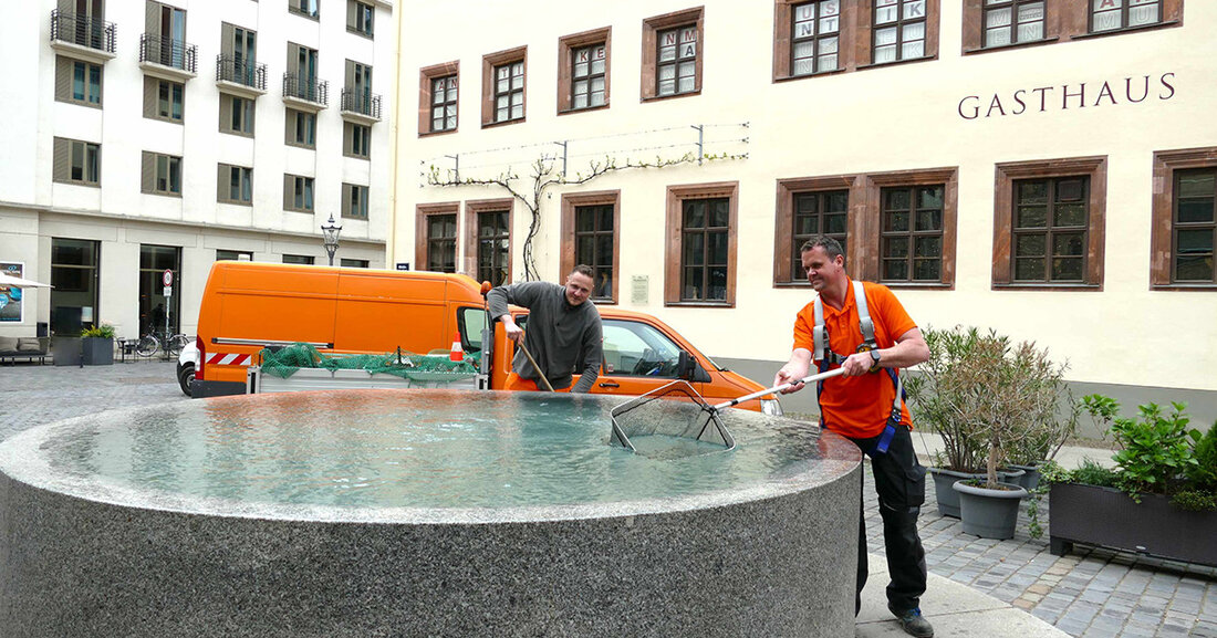 Brunnensaison 2023 ist eröffnet Die Stadtreinigung Leipzig schaltet den Granit-Brunnen auf dem Nikolaikirchhof ein und startet damit in die Brunnensaison 2023. Ab sofort plätschert das Wasser wieder über den Rand der Brunnenschale. Nach und nach werden auch alle anderen städtischen Brunnen wieder in Betrieb genommen. Eröffnung der Brunnensaison 2023 © Stadtreinigung Leipzig Entworfen hat den Granit-Brunnen der Londoner Architekt David Chipperfield als ein Geschenk für die Stadt Leipzig zu Ehren der Friedlichen Revolution. Das Überlaufen soll den damaligen Freiheitsdrang der Menschen symbolisieren, die 1989 friedlich in Leipzig demonstrierten. Handwerker des Eigenbetriebes Stadtreinigung Leipzig nahmen heute den Brunnen mit einem Durchmesser &hellip;