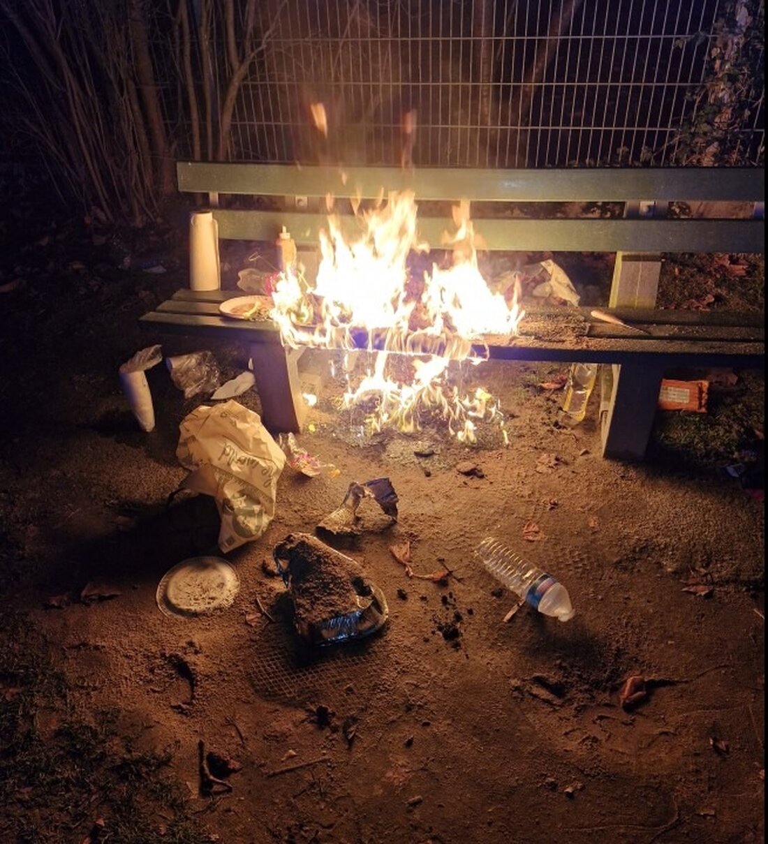 Unbekannte Angreifer in Hanau, Jugendliche verursachen Brandschaden beim Grillen und Diebstahl in Maintal: Polizei sucht Zeugen.