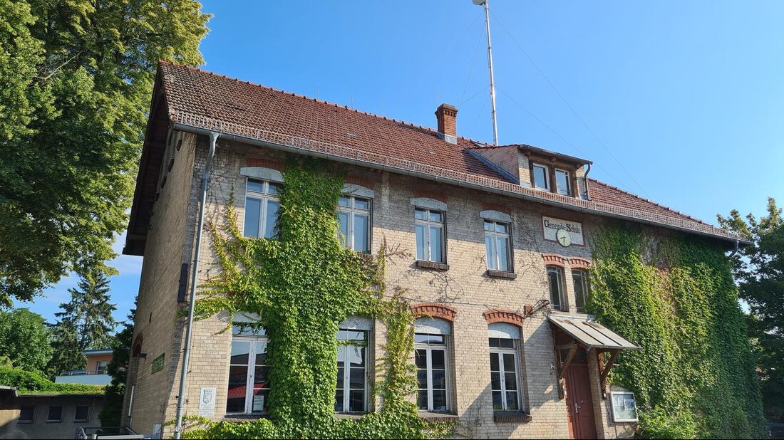 Die Bibliothek im Dorfkern von Berlin-Kladow ist eine kleine, aber feine Familienbibliothek. Yvonne Wotzka leitet die Bibliothek seit 18 Jahren und bietet den Besuchern ein breites Angebot von rund 17.000 Medien wie Büchern, Filmen, Hörspielen, Tolinos und Nintendos für Kinder. Die Bibliothek arbeitet eng mit Kitas und Grundschulen zusammen. Das Gebäude, in dem sich die Bibliothek befindet, war früher eine Grundschule. Yvonne Wotzka hat den Wunsch, das leerstehende Obergeschoss zu renovieren und für neue Zwecke zu nutzen. Ein „Bücherei“-Schild an der Fassade wäre ebenfalls wünschenswert, um besser erkennbar zu machen, was sich hinter der alten Fassade verbirgt. Besucher der Bibliothek …