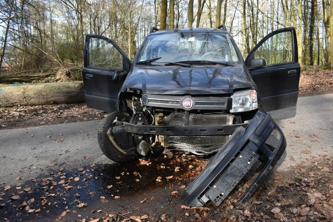 Eine 51-jährige Autofahrerin verursachte in Bückeburg zwei Unfälle. Aus gesundheitlichen Gründen wurde sie ins Krankenhaus gebracht.