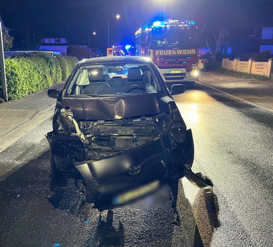 Ein 19-jähriger Bünder verlor beim Fahren die Kontrolle über seinen Toyota, verletzte zwei Personen und verursachte hohen Sachschaden.