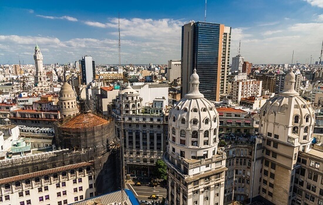 Buenos Aires hat einen digitalen Identitätsdienst namens QuarkID eingeführt, der wissensfreie Beweise verwendet. Der Dienst ermöglicht Datenschutz durch die Überprüfung von Dokumenten, ohne persönliche Daten preiszugeben. QuarkID wird landesweit expandieren, Pilotprojekte in anderen argentinischen Regionen sind im Gange. Die Stadt Buenos Aires hat einen bahnbrechenden digitalen Identitätsdienst namens QuarkID vorgestellt, der darauf abzielt, die Privatsphäre der Bewohner durch fortschrittliche kryptografische Technologie, sogenannte Zero-Knowledge-Proofs, zu verbessern. QuarkID ist in die miBA-App integriert, eine Plattform, die seit sieben Jahren den Zugang zu kommunalen Dienstleistungen erleichtert, und möchte rund 3,6 Millionen Porteños mehr Kontrolle über ihre persönlichen Daten geben. Mithilfe wissensfreier Beweise können …
