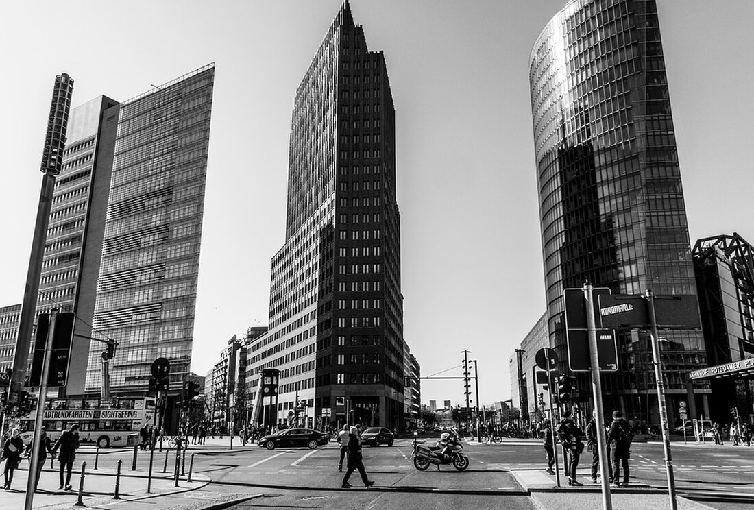 Am Freitag, den 12. Juli 2024, bleiben die Bürgeramtsstandorte Zwickauer Damm 52, Blaschkoallee 32, Donaustr. 29 und Sonnenallee 107 aus innerbetrieblichen Gründen ganztägig geschlossen. Dies bedeutet, dass an diesem Tag keine Beratungen, Notdienste oder Abholungen von Dokumenten an diesen Standorten durchgeführt werden können. Die Bürgerinnen und Bürger werden gebeten, um Verständnis für die kurzfristige Schließung. Die Schließung dieser Bürgeramtsstandorte könnte lokal Auswirkungen haben, vor allem für die Bürgerinnen und Bürger, die in den betroffenen Stadtteilen wohnen. Es könnte zu längeren Wartezeiten an den anderen Berliner Bürgerämtern führen, da die Anzahl der verfügbaren Standorte an diesem Tag reduziert ist. Für diejenigen, …