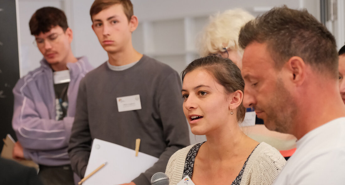 Bürgerforum G8/G9 gestartet – Bürgerinnen und Bürger diskutieren über Dauer des Gymnasiums Am 30. September 2023 hat das Bürgerforum G8/G9 mit einem Treffen der ausgewählten Bürgerinnen und Bürger im Stuttgarter Bildungszentrum Hospitalhof begonnen. Für das Beteiligungsverfahren wurden insgesamt 64 Bürgerinnen und Bürger nach einem Zufallsverfahren ausgewählt. Das Bürgerforum bietet den Teilnehmenden die Möglichkeit, sich in den kommenden Wochen intensiv mit der Dauer des allgemein bildenden Gymnasiums auseinanderzusetzen. Kultusstaatssekretärin Sandra Boser begrüßte die Teilnehmenden aus ganz Baden-Württemberg im Namen der Landesregierung und betonte die Bedeutung ihrer Beteiligung für die Demokratie. Die Stellungnahme der Teilnehmenden wird Ende des Jahres erwartet und dient …