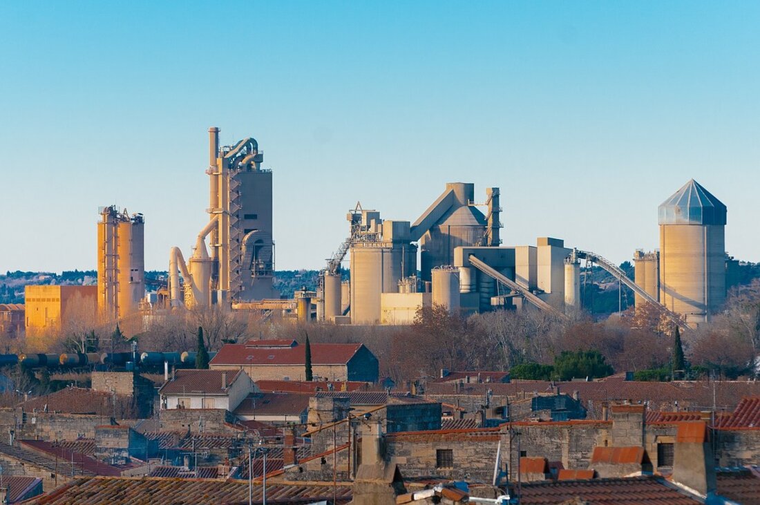 Reaktion auf Bebauungsplan Die Bürgerinitiative „Kein Industriegebiet zwischen Wiedemar – Brehna – Delitzsch“ hat enttäuscht auf die Auslegung des Bebauungsplans reagiert. Trotzdem plant die Initiative, ihren Weg fortzusetzen und sich mit Sachsens Ministerpräsidenten Michael Kretschmer zu treffen. Zweifel an der Erfassbarkeit des Bebauungsplans Die Bürgerinitiative stellt die Frage, ob der Bebauungsplan mit seinen 800 Seiten überhaupt von den Bürgern und Bürgerinnen der Gemeinde erfassbar ist. Angesichts dieser enormen Menge an bedrucktem Papier bezweifeln sie, dass die Menschen alle Details und Auswirkungen des geplanten Industriegebiets verstehen können. Protest vor Gemeinderatssitzungen Die Bürgerinitiative hat bereits mehrfach vor Gemeinderatssitzungen protestiert, um ihren Standpunkt …