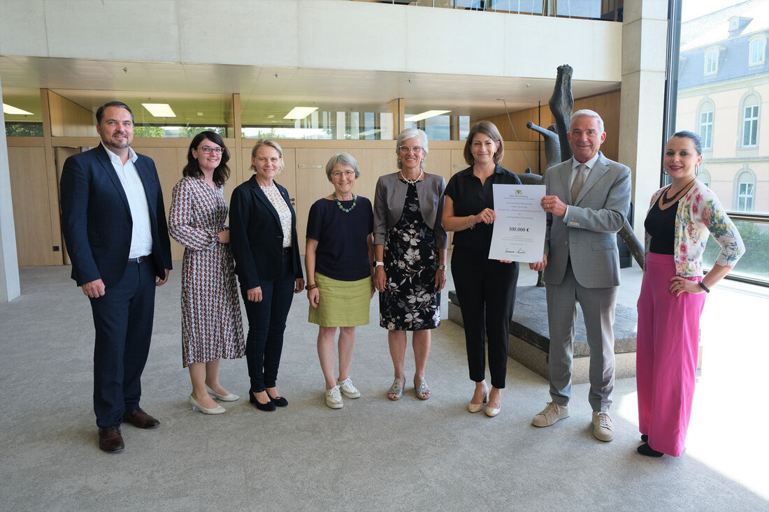 Unterstützung für das Projekt „Ich kann das! – Bürgermeisterinnentalente gesucht“ Die Landesregierung von Baden-Württemberg hat das Projekt des Städtetags mit dem Titel „Ich kann das! – Bürgermeisterinnentalente gesucht“ mit einer finanziellen Zuwendung in Höhe von 100.000 Euro unterstützt. Das Hauptziel des Projekts besteht darin, mehr Frauen dazu zu ermutigen, sich für das Amt einer Bürgermeisterin zu bewerben. Die Übergabe des Bewilligungsbescheides fand am 20. Juli 2023 im Landtag von Baden-Württemberg statt. Bei diesem Anlass unterstrich der stellvertretende Ministerpräsident und Innenminister Thomas Strobl die Bedeutung des Projekts für die Kommunalpolitik: „Für unsere kommunale Welt in Baden-Württemberg ist das Projekt herausragend und …