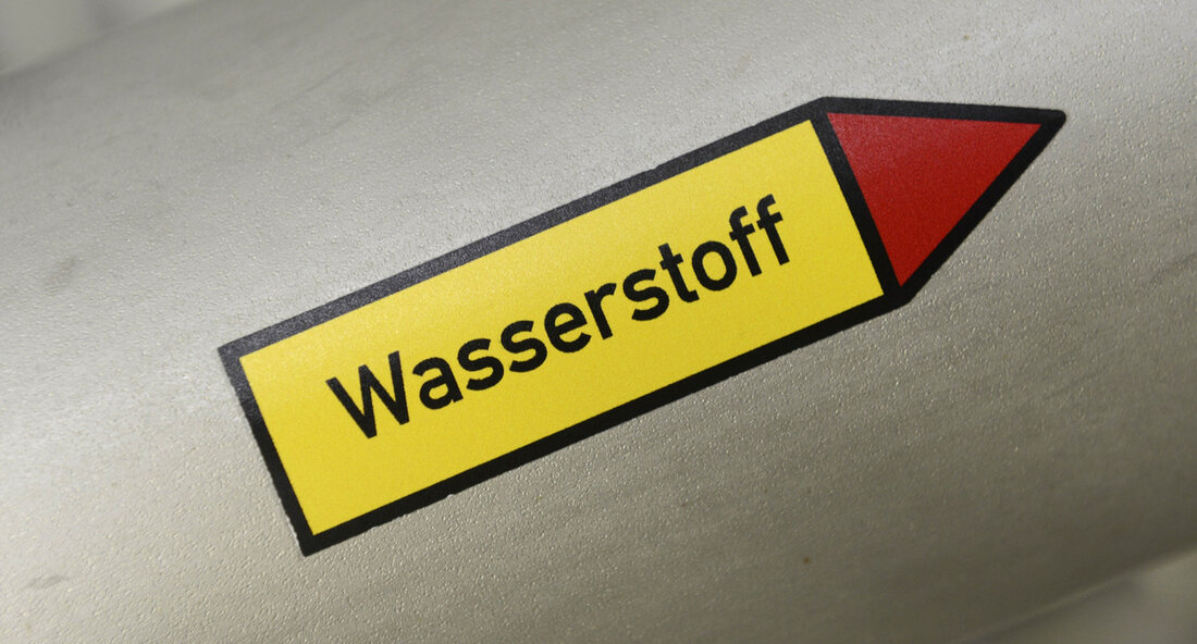 „Elektrolyse made in Baden-Württemberg“ Project Successfully Completed The „Elektrolyse made in Baden-Württemberg“ project, conducted at the Center for Solar Energy and Hydrogen Research Baden-Württemberg (ZSW), has come to a conclusion. The project has demonstrated the potential for a massive electrolysis market to emerge, which could create new value and job opportunities in the region. A ceremony was held to celebrate the successful completion of the „Elektrolyse made in Baden-Württemberg“ project, with numerous industry representatives in attendance. Dr. Nicole Hoffmeister-Kraut, Minister for Economic Affairs, Labor, and Tourism, congratulated the project consortium, stating, „The response from the business community speaks for itself. …