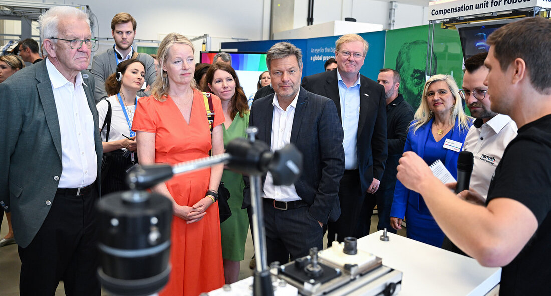 Bund bewilligt Wasserstoffprojekt „BoschPowerUnits“ zur Erstindustrialisierung von Brennstoffzellensystemen Die Wasserstoffwirtschaft in Baden-Württemberg feiert einen großen Erfolg: Im Rahmen des milliardenschweren europäischen IPCEI Wasserstoff (Important Projects of Common European Interest) hat der Bund das Projekt „BoschPowerUnits“ bewilligt. Das Vorhaben, das die Erstindustrialisierung von stationären Brennstoffzellensystemen zum Ziel hat, ist das erste seiner Art in Deutschland. Bundesminister Robert Habeck persönlich überreichte den Zuwendungsbescheid am 10. Juli 2023 bei seinem Besuch des Bosch Forschungszentrums in Renningen. Energieministerin Thekla Walker zeigt sich erfreut über die Bewilligung des Projekts: „Dieses Projekt aus dem Hause Bosch ist ein wichtiger Beitrag für die Energiewende und von herausragender …