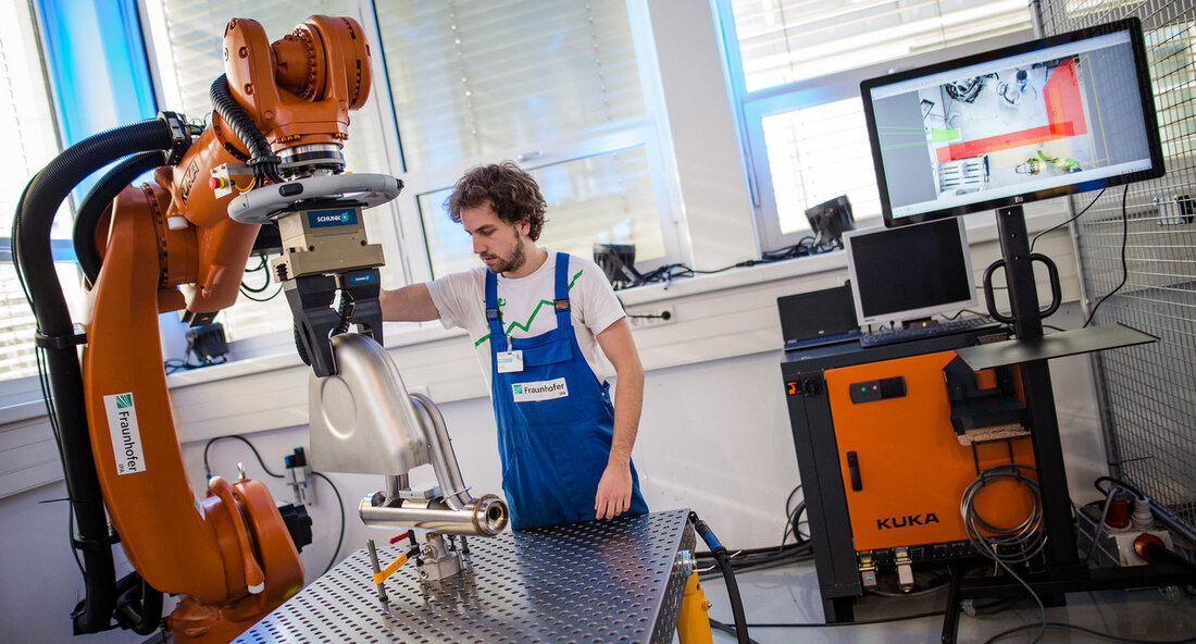Fraunhofer-Gesellschaft erhält 34,9 Millionen Euro Fördermittel für wirtschaftsnahe Forschung Die Fraunhofer-Gesellschaft, eine der weltweit führenden Organisationen für angewandte Forschung, hat bekannt gegeben, dass sie im Jahr 2024 mit Fördermitteln in Höhe von insgesamt 34,9 Millionen Euro vom Ministerium für Wirtschaft, Arbeit und Tourismus unterstützt wird. Diese Förderung soll einen wesentlichen Beitrag zur Stärkung der Leistungsfähigkeit der wirtschaftsnahen Forschung in Deutschland leisten und die Innovationskraft der hiesigen Unternehmen fördern. Die bereitgestellten Mittel kommen in einer Zeit, in der die Forschung und Entwicklung in Deutschland eine entscheidende Rolle spielt, um der Konkurrenz aus dem Ausland standzuhalten und die digitale Transformation der Industrie …
