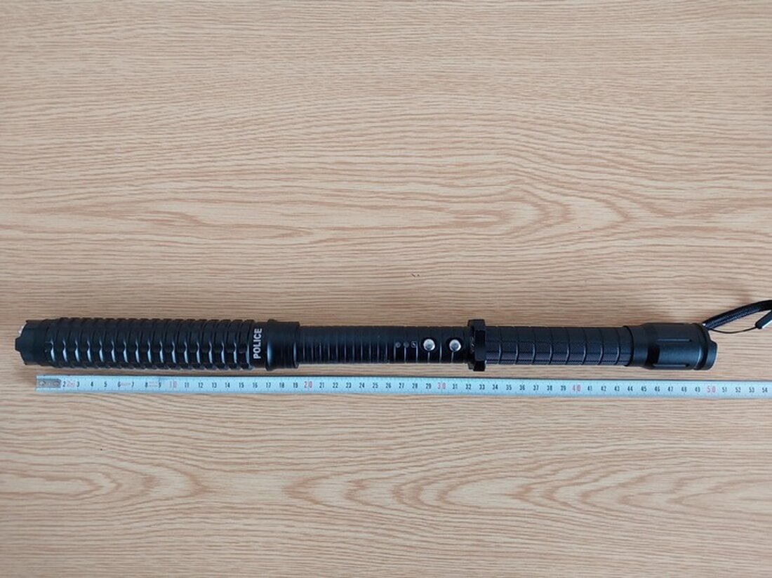 Bundespolizei Rostock entdeckt während einer Kontrolle im Überseehafen Rostock ein getarntes Elektroimpulsgerät bei einem Reisenden.