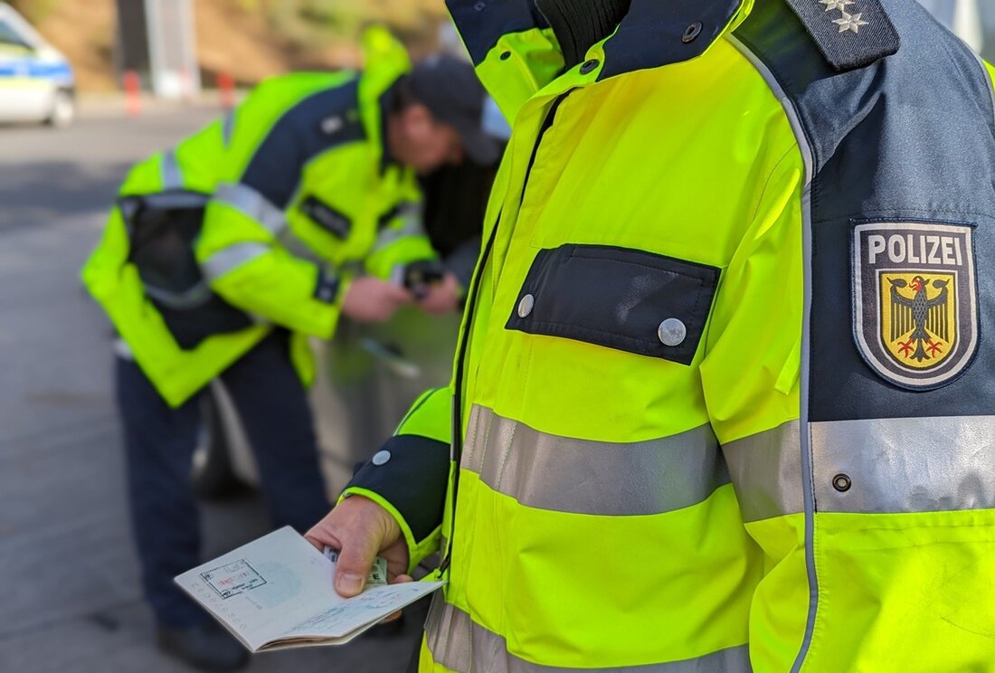 Bundespolizei Waidhaus stoppte einen Moldauer mit gefälschtem rumänischen Ausweis bei Grenzkontrollen an der A6; Ermittlungen laufen.