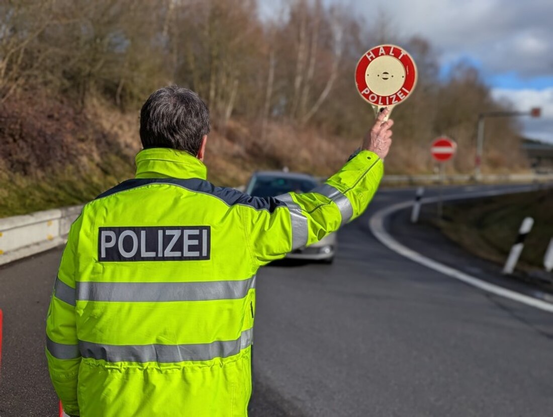 Bundespolizei Waidhaus entdeckte bei Grenzkontrollen einen gefälschten ukrainischen Führerschein. Der 23-Jährige wurde festgenommen.
