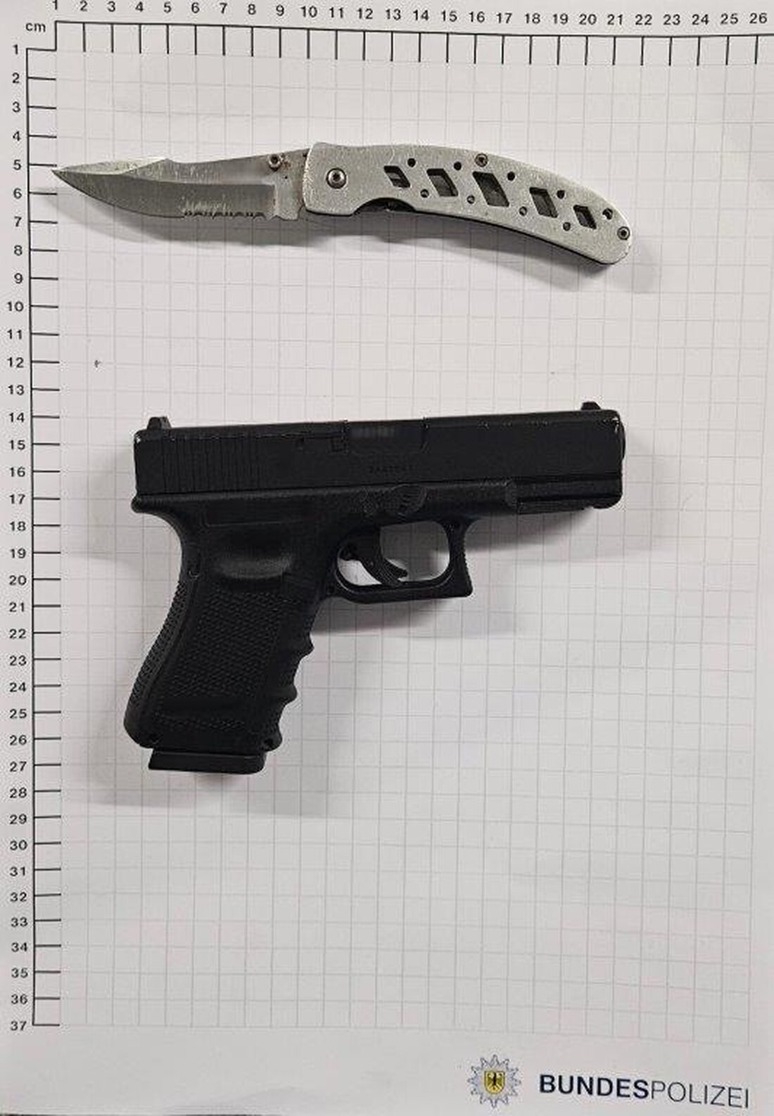 Bundespolizei findet bei Kontrolle am Gelsenkirchener Hauptbahnhof eine Waffe und ein Einhandmesser bei 42-Jährigem. Ermittlungen eingeleitet.