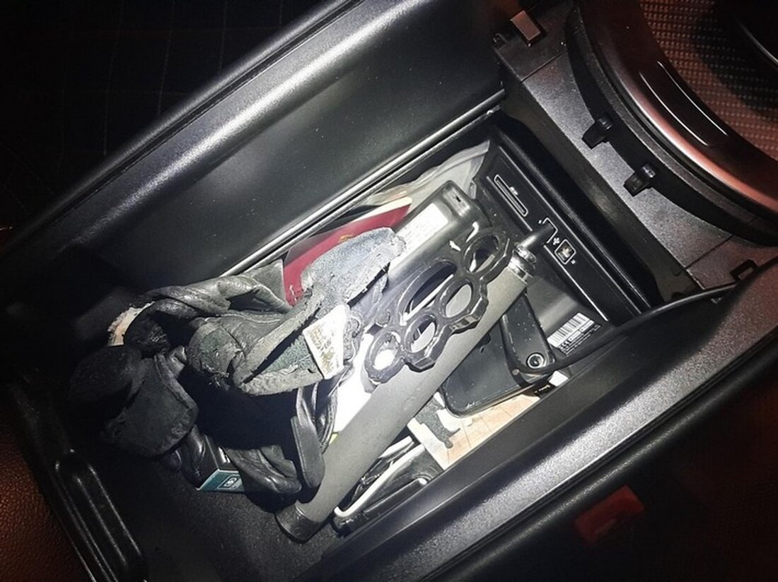 Bundespolizei München kontrolliert gesuchten Mann: Statt 17.000 Euro Bargeld finden Beamte Waffen im Fahrzeug.