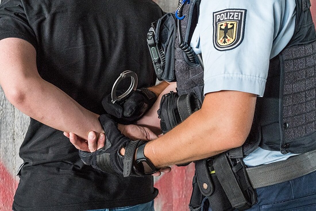 Die Bundespolizei nahm einen zuerst im Linienbus gefassten Belgier fest, der mit zwei Haftbefehlen gesucht wurde, am Grenzübergang Aachen.