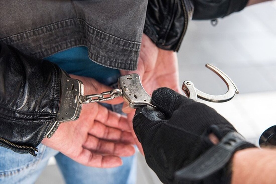 Die Bundespolizei Bad Bentheim hat einen 50-Jährigen an der deutsch-niederländischen Grenze festgenommen, der eine Geldstrafe nicht beglichen hatte.