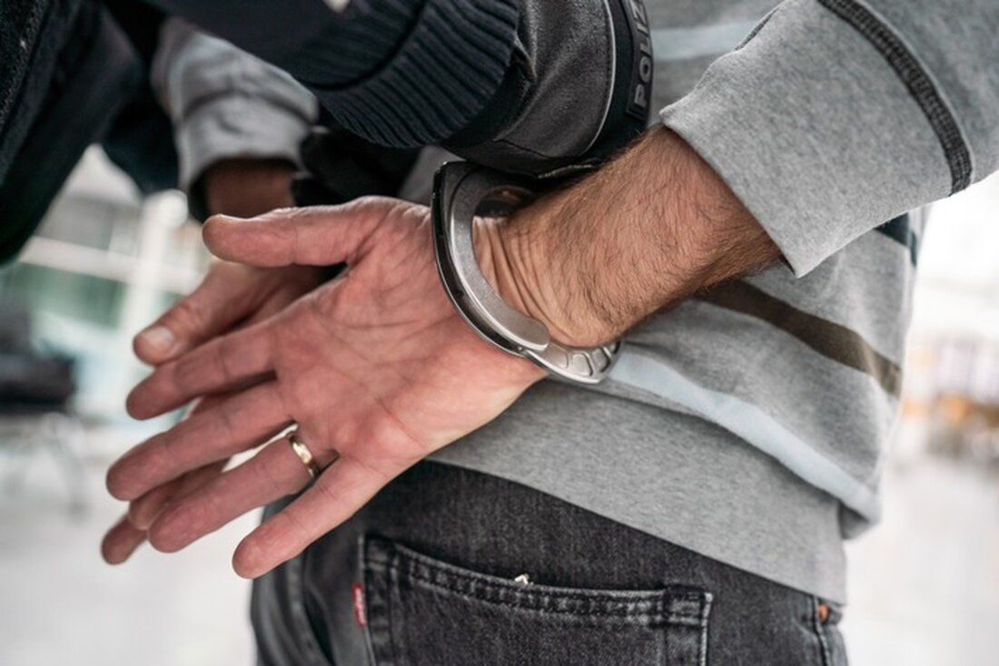 Bundespolizei München nimmt am Flughafen einen über Interpol gesuchten mutmaßlichen Sexualstraftäter fest. Er steht im Verdacht, Kinderpornografie besessen und Mädchen erpresst zu haben.