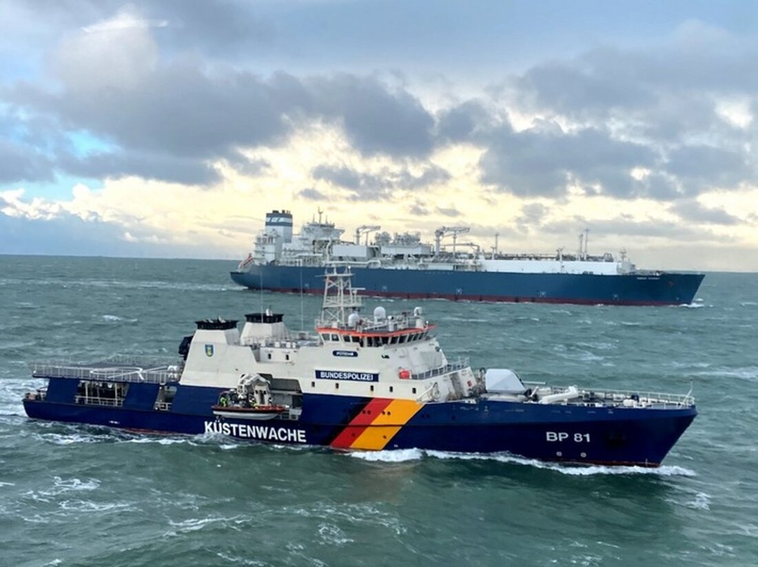 Die Bundespolizeiinspektion See Cuxhaven präsentiert am 11. Mai 2025 ihre maritime Einsatzfähigkeit beim Hamburger Hafengeburtstag.