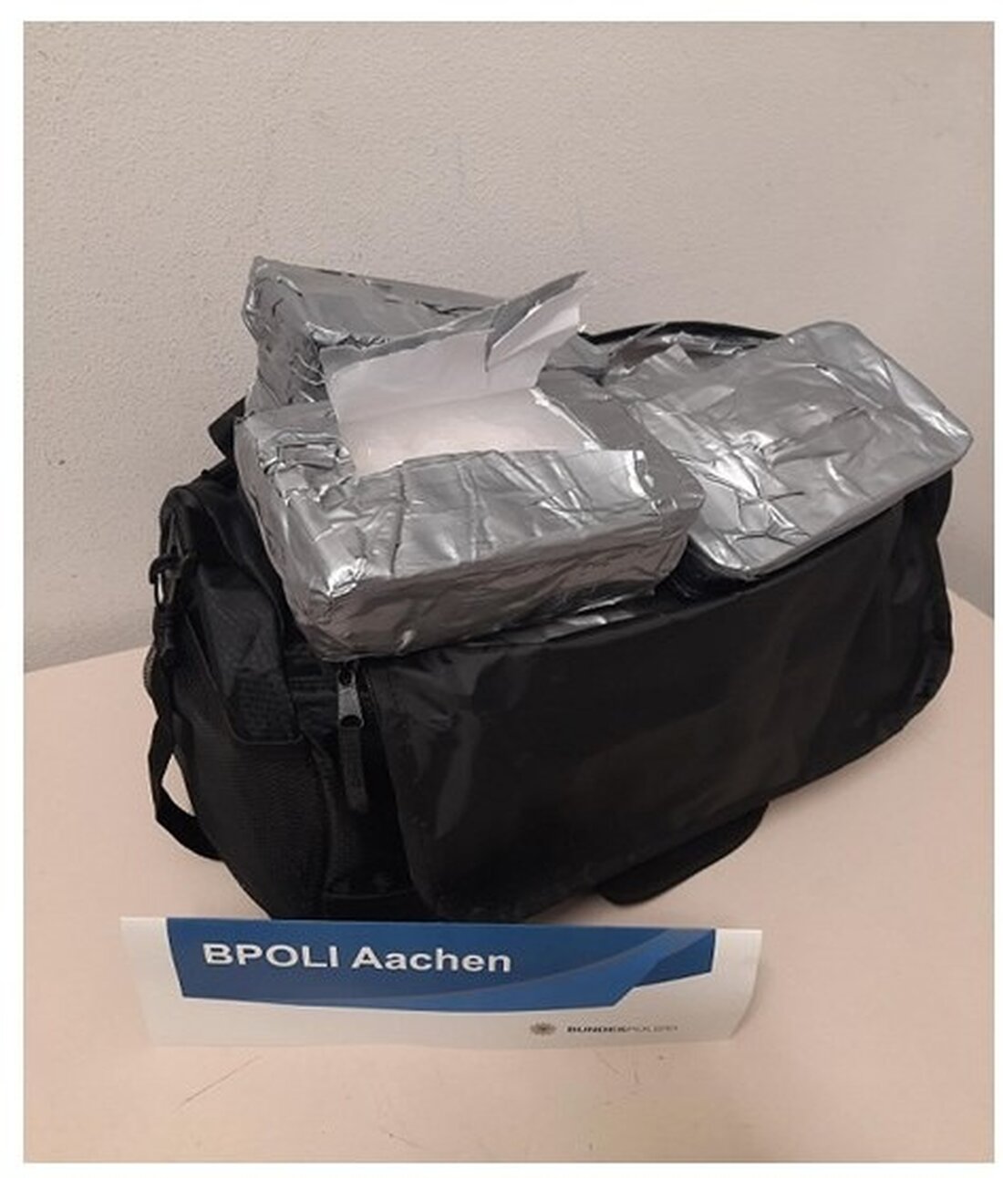 Die Bundespolizei Aachen vollstreckt einen 18 Jahre alten Haftbefehl und beschlagnahmt 10 kg Crystal Meth bei einem Belgier.