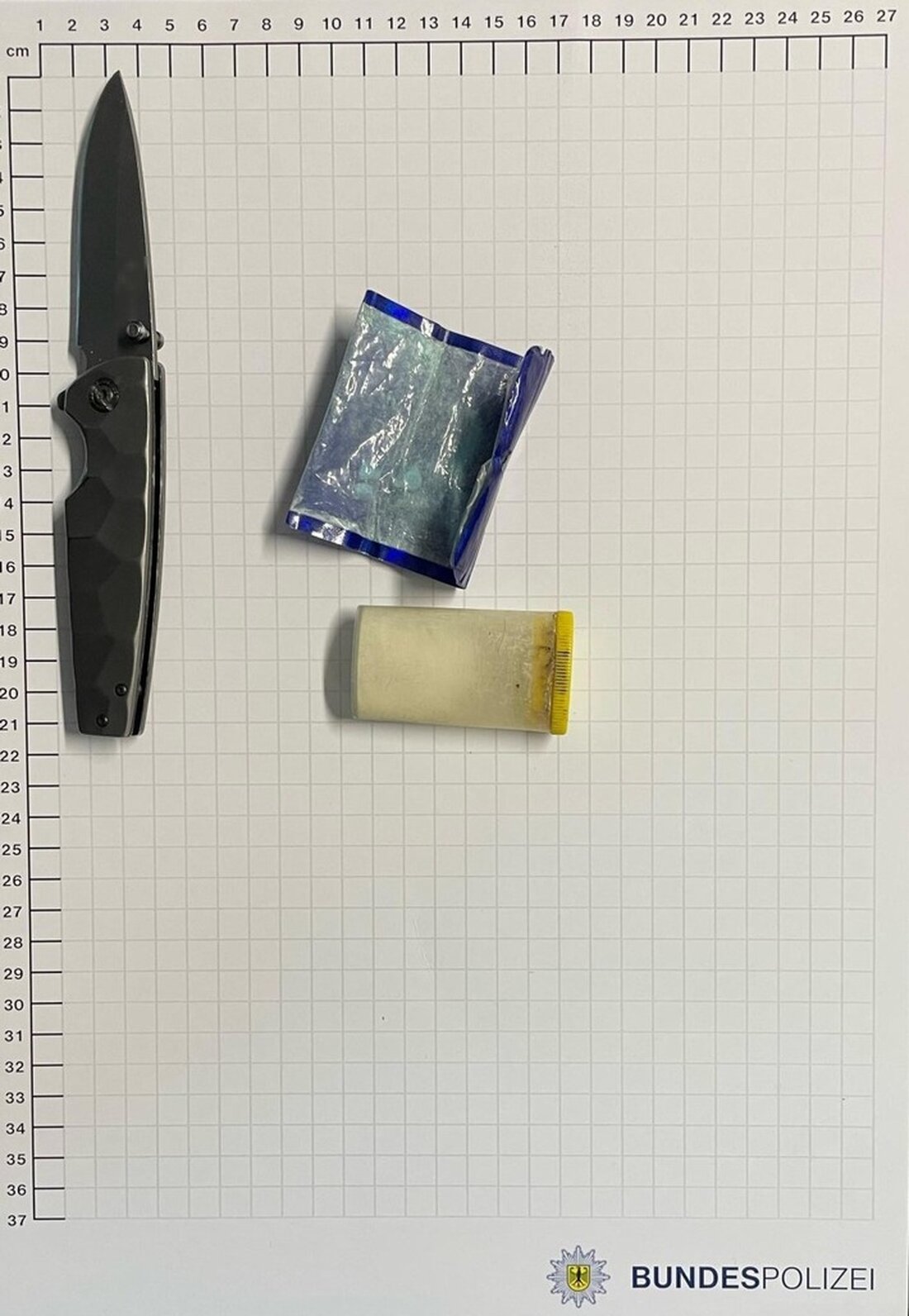 Bundespolizei NRW beschlagnahmt Drogen und Einhandmesser von einem 43-Jährigen im Hauptbahnhof Recklinghausen.