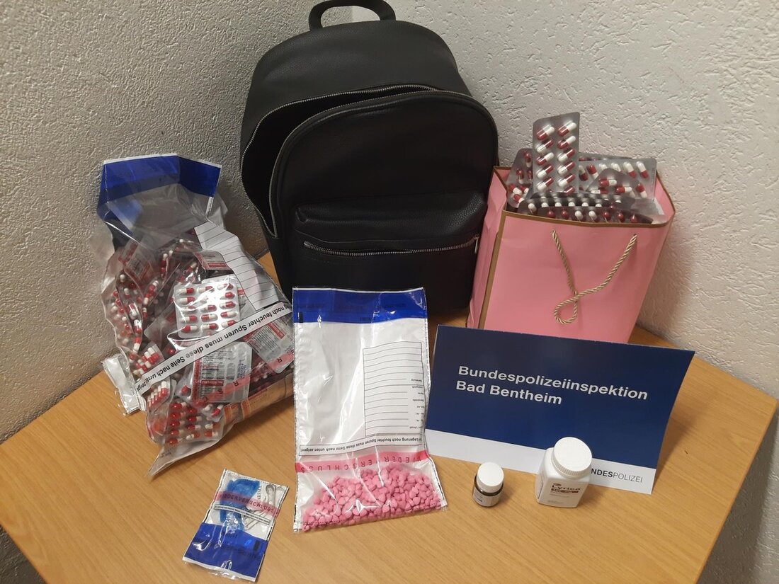 Zivilfahnder der Bundespolizei haben in Bad Bentheim einen Rucksack mit 320 Ecstasy-Tabletten und 2.900 Medikamenten sichergestellt.