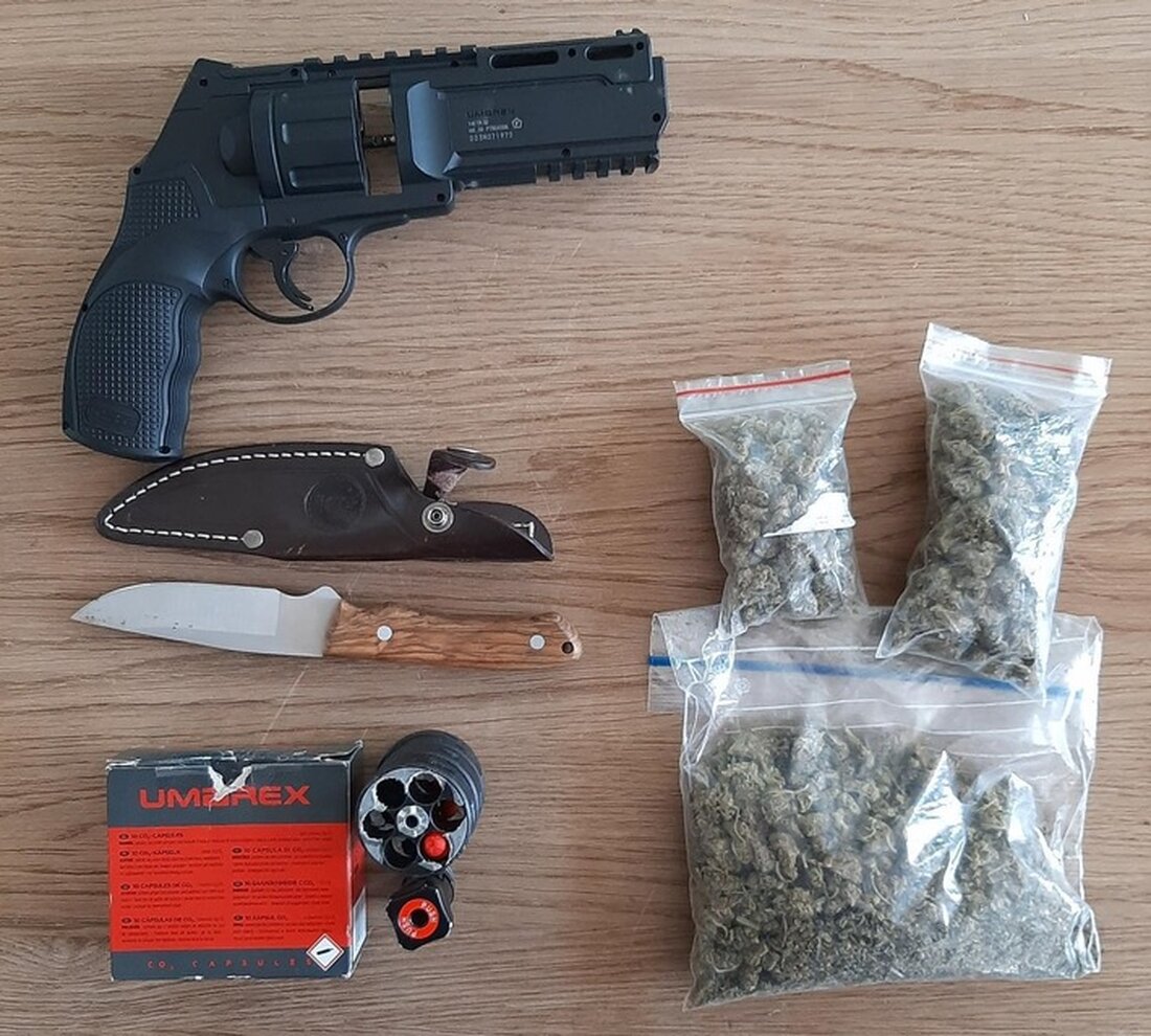 Ein 42-Jähriger wurde am Hauptbahnhof Halle mit einer Softairwaffe, Patronen, einem Messer und Drogen erwischt.