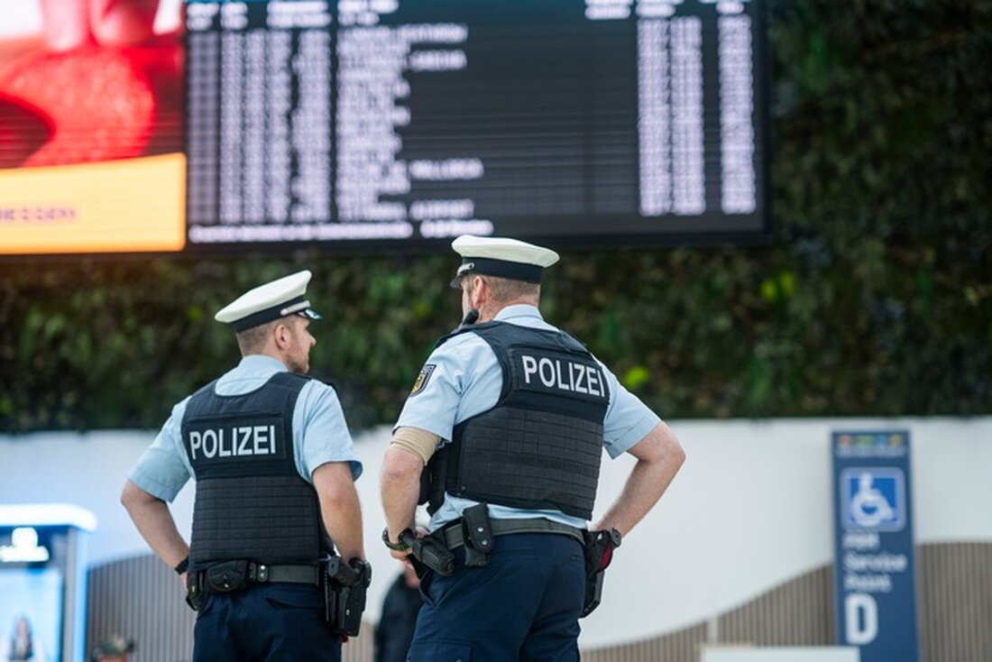 Ein 37-jähriger Kameruner wurde am Flughafen Köln Bonn mit 34 Ausweisdokumenten, darunter 23 zur Fahndung ausgeschrieben, gestoppt.