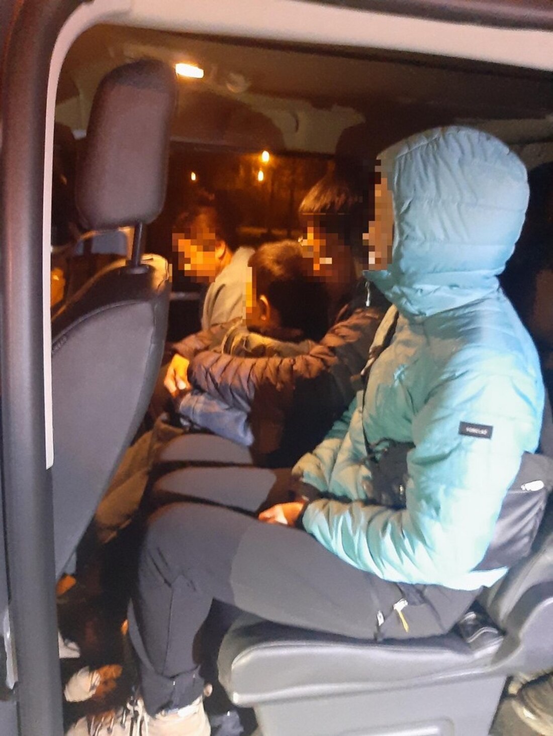 Bundespolizei München nimmt mutmaßlichen Schleuser nach Aufgriff von 14 chinesischen Migranten in überbesetztem Transporter fest.