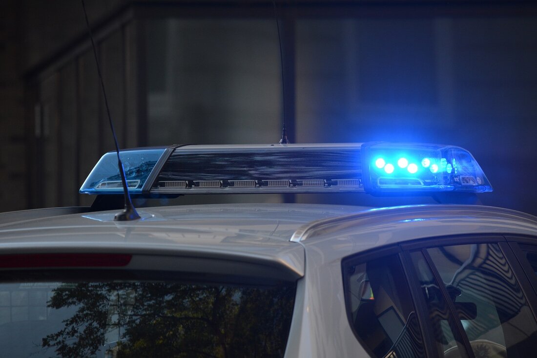 Erfahren Sie mehr über die Fahndung der Bundespolizei nach einem Mann, der am 9. Oktober 2023 am Bahnhof Charlottenburg einen anderen Mann angegriffen hat. Die Suche wurde eingestellt, da sich der Tatverdächtige stellte. Alle Informationen zur Tat und den Ermittlungen finden Sie hier.