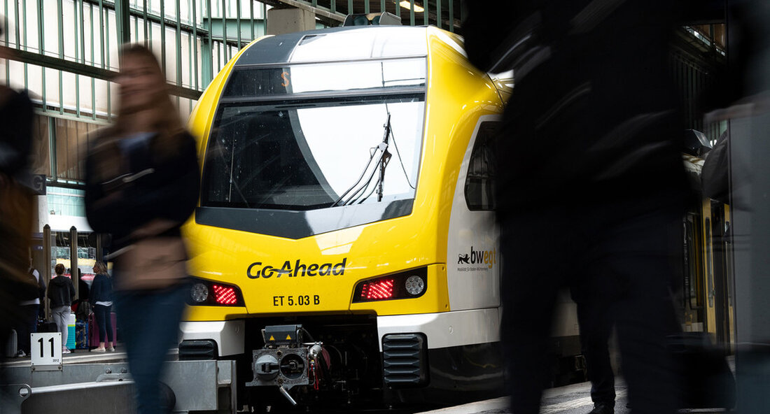 Neue Züge, neue Strecken, dichtere Takte, mehr Elektrozüge statt Diesel – das Angebot im regionalen Schienenverkehr in Baden-Württemberg wird zum Fahrplanwechsel Mitte Dezember erneut deutlich verbessert. Viele weitere Anreize für einen Umstieg auf die klimafreundliche Bahn. Mit dem Fahrplanwechsel am 11. Dezember 2022 kommen auf die Fahrgäste im regionalen Bahnverkehr zwischen Main und Bodensee etliche Änderungen zu. So wird das Angebot der sogenannten Metropolexpresse (MEX) rund um die Landeshauptstadt vervollständigt, die Neubaustrecke zwischen Wendlingen und Ulm zusammen mit dem neuen Regionalbahnhof Merklingen/Schwäbische Alb in Betrieb genommen und rund um Ulm das Angebot auf der Regio-S-Bahn Donau-Iller deutlich ausgeweitet. Zwischen …