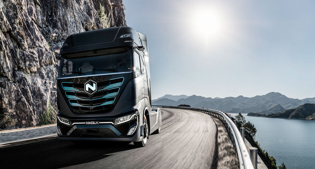 Titel: Land unterstützt innovative Schwerlast-Brennstoffzellen-Lkw von Daimler Truck mit 50 Millionen Euro Das Land hat heute offiziell seine Unterstützung für das innovative Projekt „PEGASUS“ von Daimler Truck angekündigt. Im Rahmen dieser Initiative werden bis zu 50 Millionen Euro bereitgestellt, um die Entwicklung und Produktion von 100 Schwerlast-Lkw mit Brennstoffzellen-Technologie voranzutreiben. Ziel ist es, diese neuartigen Fahrzeuge im Fernverkehr einzusetzen und im realen Kundenbetrieb eingehend zu testen. Die Schwerlast-Lkw von Daimler Truck, die im Rahmen des PEGASUS-Projekts entstehen, sollen nicht nur umweltfreundlicher sein, sondern auch die Effizienz im Transportwesen steigern. Die Brennstoffzelle als Antriebstechnologie gilt als vielversprechende Lösung, um die CO2-Emissionen …